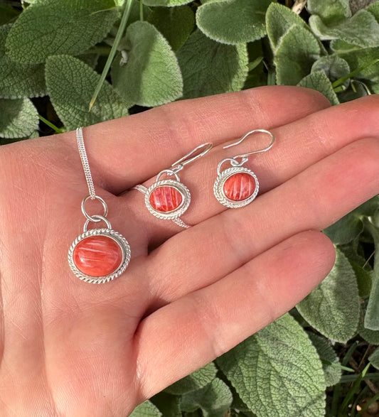 Spiny Oyster Necklace (18 inch chain)