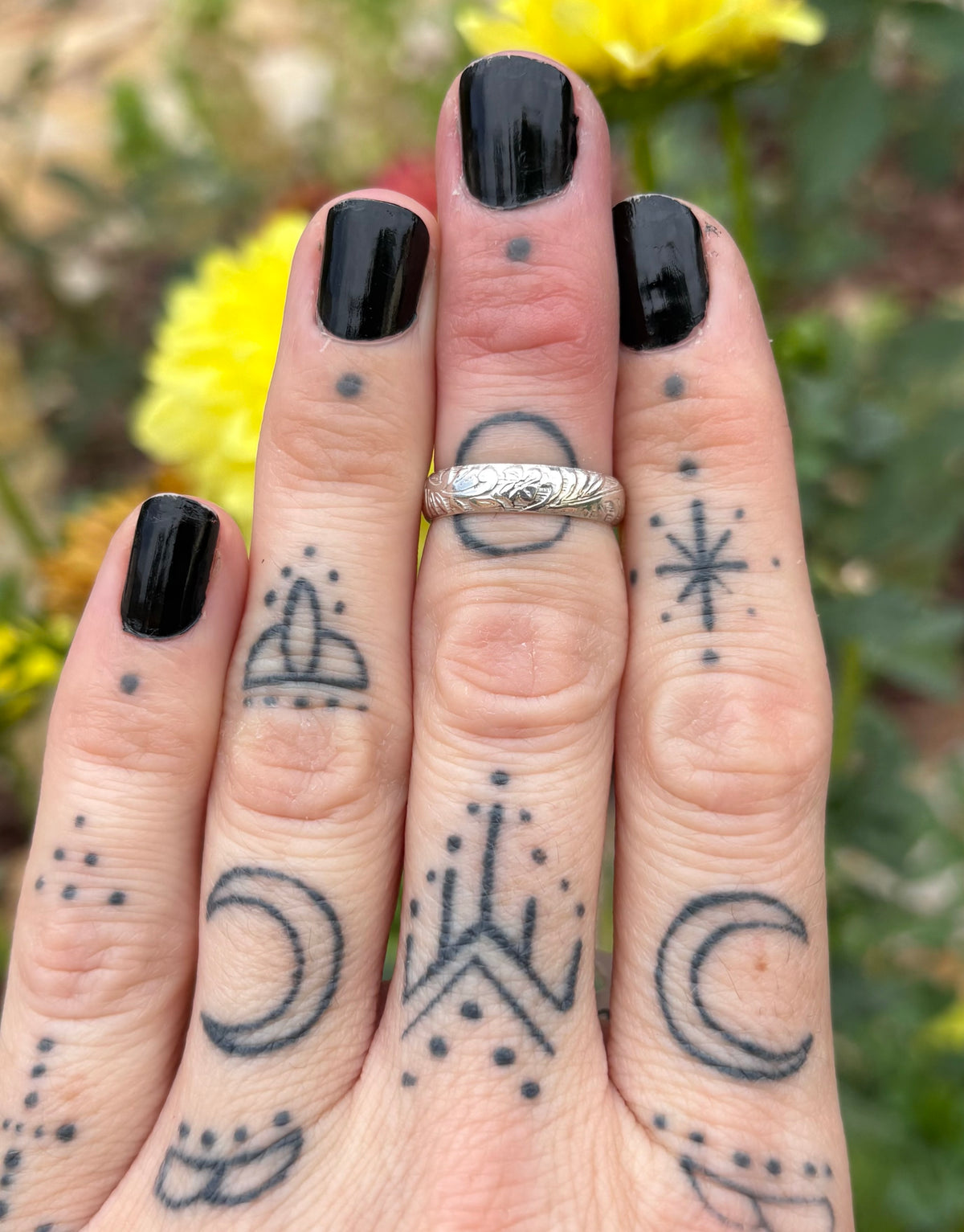 Floral pattern stacker ring (Size 5)
